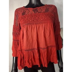 Taylor & Sage shirt with floral prints and lace and crochet Red Sz S‎